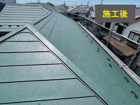 屋根の施工で足場を設置する機会を活かし、外装の気になる箇所も同時に補修しました🔧  ● 目地・サッシ廻り・幕板のコーキング（粘着層式） 既存の古いコーキングをすべて撤去し、新しい高耐久のコーキング材を充填しました。「粘着層式」は、下地との密着性を高めるための下処理をしっかり行う方法で、耐久年数が長く、仕上がりもきれいになります♪