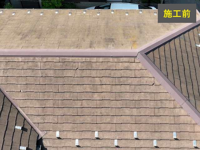 屋根の施工で足場を設置する機会を活かし、外装の気になる箇所も同時に補修しました🔧  ● 目地・サッシ廻り・幕板のコーキング（粘着層式） 既存の古いコーキングをすべて撤去し、新しい高耐久のコーキング材を充填しました。「粘着層式」は、下地との密着性を高めるための下処理をしっかり行う方法で、耐久年数が長く、仕上がりもきれいになります♪