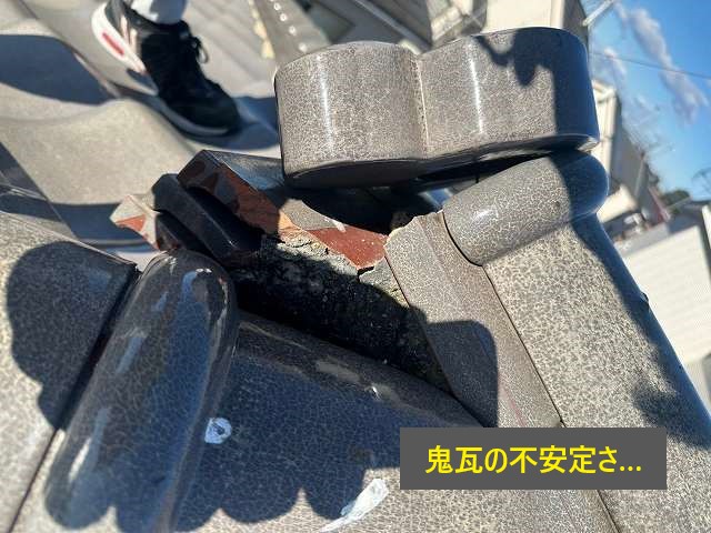 お客様のお宅に到着後、まずは雨漏りの状況を確認させていただきました。そして、屋根全体の現状を把握するために、無料の点検・調査を実施！  「屋根の上なんて、危なくて見れない…」ご安心ください！私たちは、人の目で確認するだけでなく、ドローンや高所カメラなどの最新機器も活用して、屋根の隅々まで安全かつ確実にチェックしていきます。普段見えない瓦のズレやひび割れ、漆喰の状態などを、詳細に確認することができるんです。