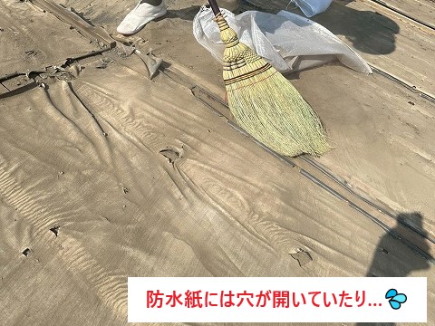 「屋根工事＝塗装」  と思われる方も多いですが、今回は内部の防水紙や下地が傷んでいたため、塗装では改善できない状態でした。  表面だけ綺麗にしても、内部劣化は改善できません。  そこで今回は、既存瓦を再利用しながら内部を新しくできる、「葺き直し工事」をご提案しました！