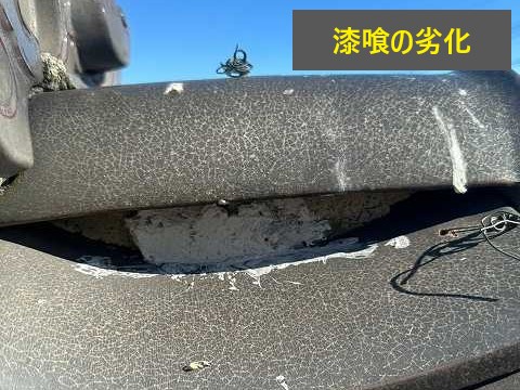 お客様のお宅に到着後、まずは雨漏りの状況を確認させていただきました。そして、屋根全体の現状を把握するために、無料の点検・調査を実施！  「屋根の上なんて、危なくて見れない…」ご安心ください！私たちは、人の目で確認するだけでなく、ドローンや高所カメラなどの最新機器も活用して、屋根の隅々まで安全かつ確実にチェックしていきます。普段見えない瓦のズレやひび割れ、漆喰の状態などを、詳細に確認することができるんです。