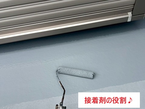 既存のFRP防水層が健全なため、水洗いではなくアセトンによる脱脂清掃を行いました。 油分や細かな汚染物質を確実に除去でき、揮発性が高いため素早く乾燥します。 FRP防水は“密着が命”。 そのため、この脱脂作業は非常に重要な下準備工程です。