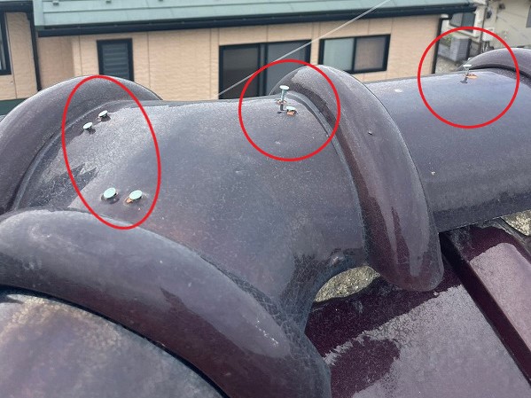 瓦屋根の漆喰修理　棟瓦詰め直し