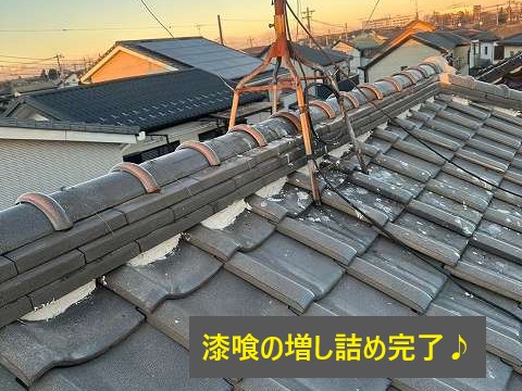 防水性向上：瓦と瓦の隙間や、棟瓦の下などを埋めることで、雨水の浸入を防ぎます。 瓦の固定：棟瓦などをしっかりと固定し、強風などによるズレや落下を防ぎます。 美観の維持：白く美しい漆喰は、屋根の景観を引き締める装飾的な役割も果たします。