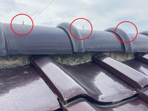 瓦屋根の漆喰修理　棟瓦詰め直し