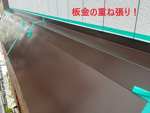 笠木板金の歪みや、コーキングの劣化が確認できました。