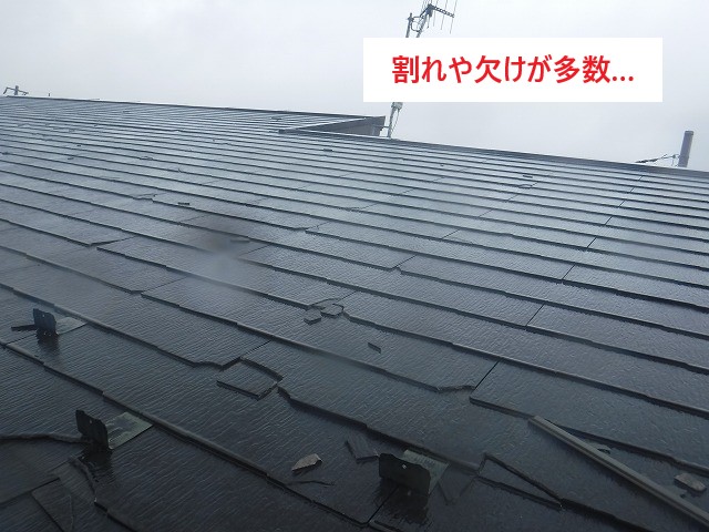 屋根も雹被害にあい、破損してしまった画像