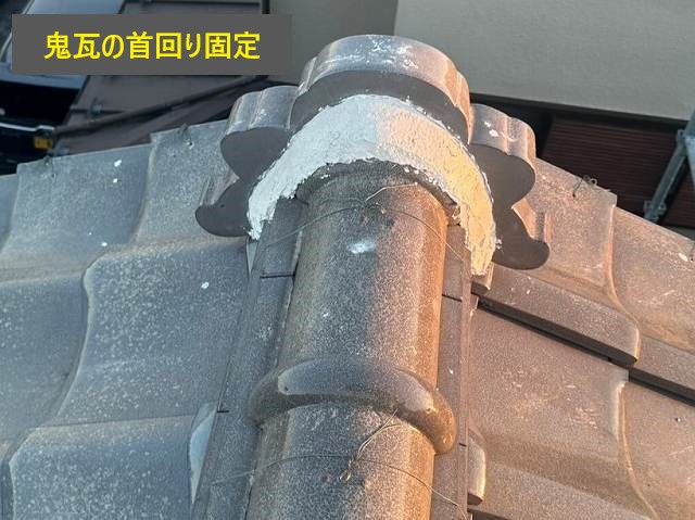 防水性向上：瓦と瓦の隙間や、棟瓦の下などを埋めることで、雨水の浸入を防ぎます。 瓦の固定：棟瓦などをしっかりと固定し、強風などによるズレや落下を防ぎます。 美観の維持：白く美しい漆喰は、屋根の景観を引き締める装飾的な役割も果たします。