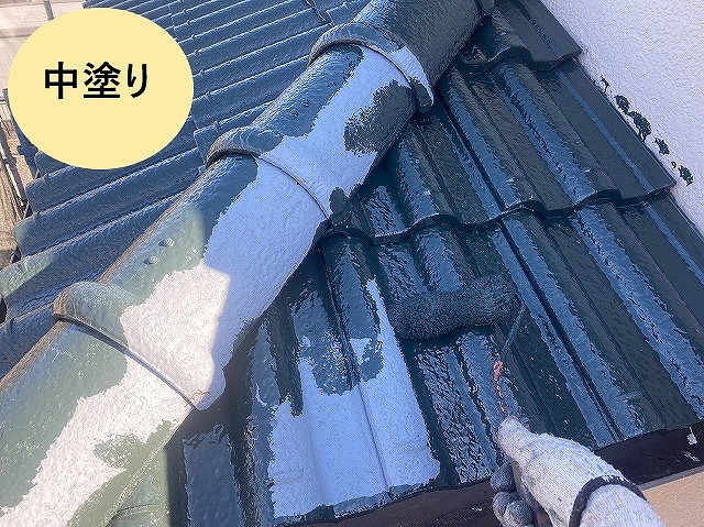 中塗り中の屋根塗装作業