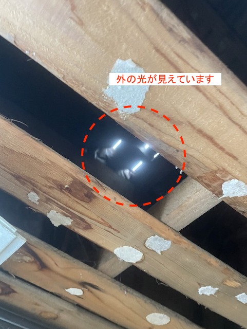 屋根から明かりが漏れている屋根裏