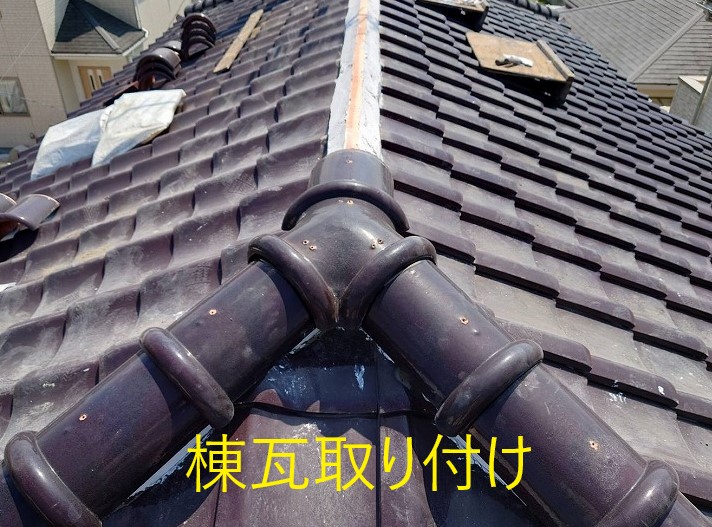 瓦屋根の漆喰修理　棟瓦詰め直し