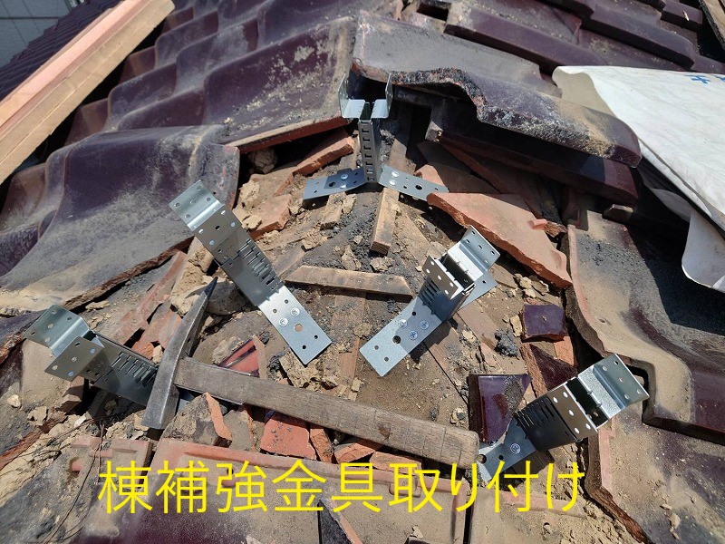 瓦屋根の漆喰修理　棟瓦詰め直し