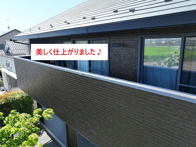 外壁塗装は、次の工程で施工します。  ①高圧洗浄 → 外壁の汚れやコケをしっかり洗浄します。  ②下地補修 → 外壁のひび割れなどを補修・コーキング処理。