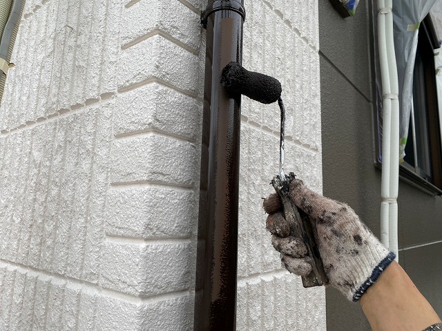 雨樋の塗装作業中