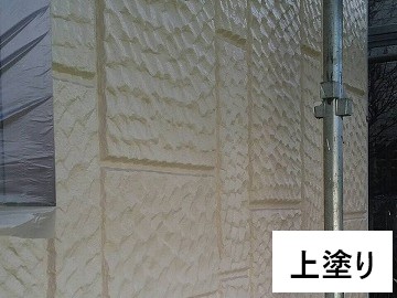 外壁の凸凹を生かした塗装をしました