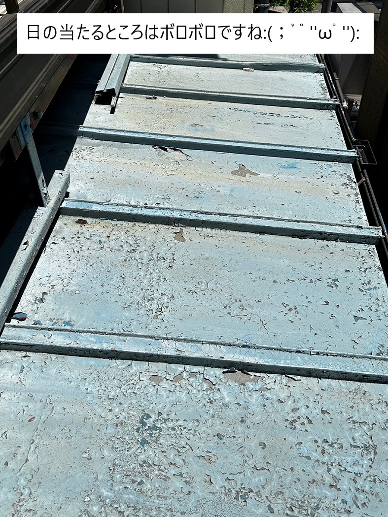 瓦棒の劣化　塗膜剥がれ