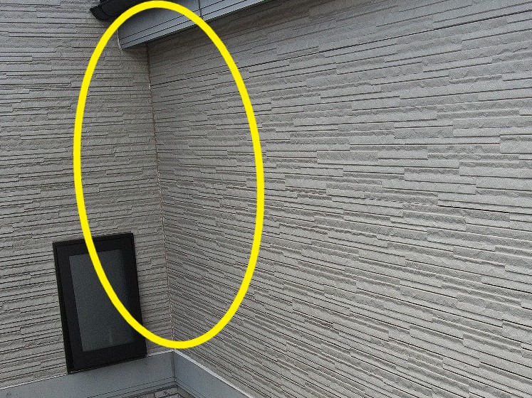 サイディング剥がれかけ