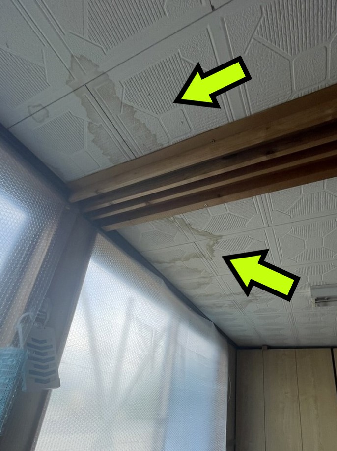 雨漏りしている天井