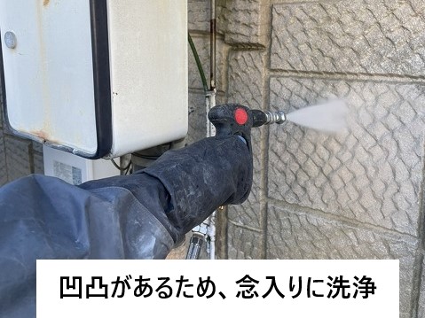 外壁の凸凹を生かした塗装をしました