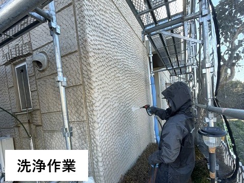 外壁の凸凹を生かした塗装をしました