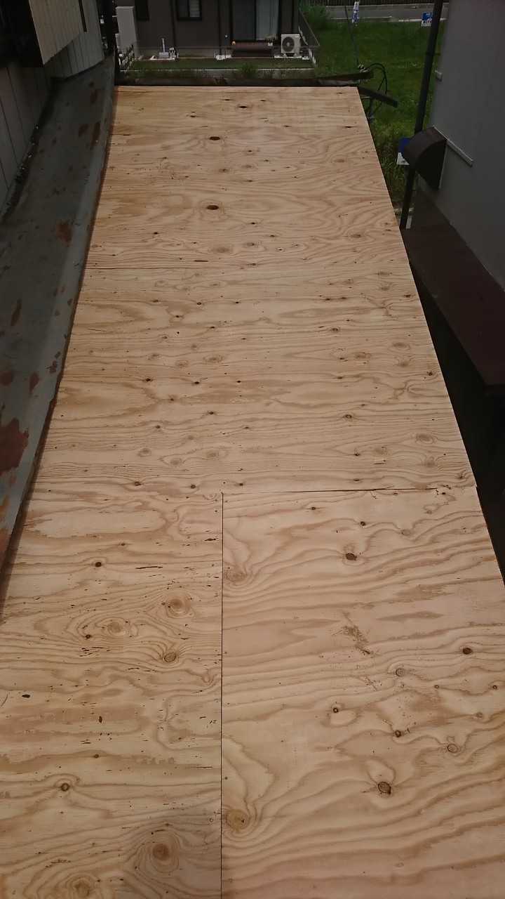 下屋根　屋根野地張り