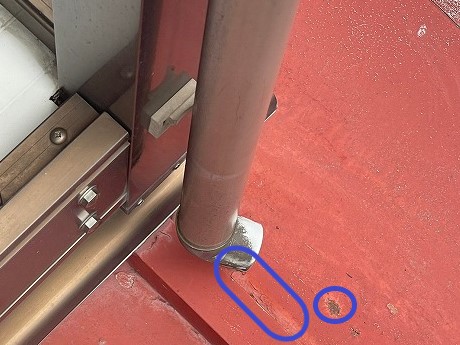 雨樋下の塗装剥離