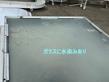 ガラスに水染みあり