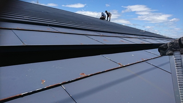 面積のある介護施設の屋根