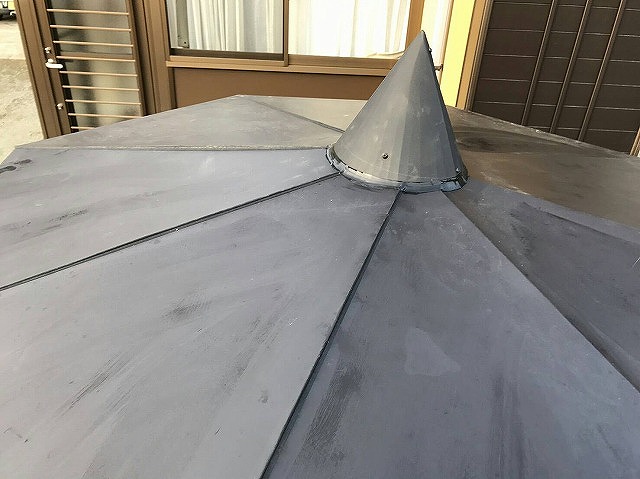 鳥小屋屋根の頂部が円錐形になっている