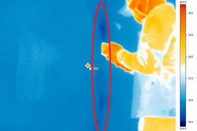 サーモグラフィーで壁の入隅部に雨漏り箇所を発見