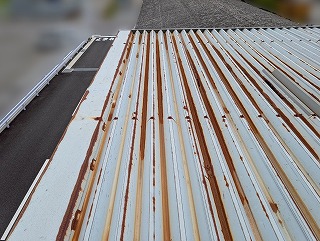 金属折板屋根が錆びている様子