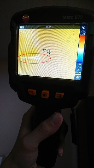 室内の点検口付近に雨水の侵入がサーモグラフィーで判断できる状態