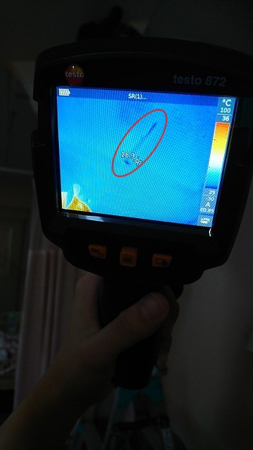 サーモグラフィーではっきりと色の違う箇所がある