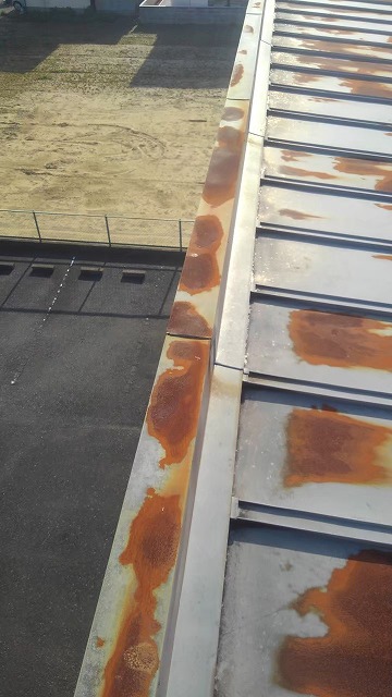 アパートの屋根の劣化した役物