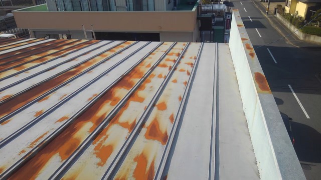 アパートの縦葺き屋根が劣化している