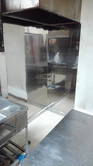 店舗厨房のステンレスを交換後の写真