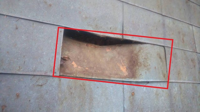 屋根の銅板が一部へこんで隙間ができている