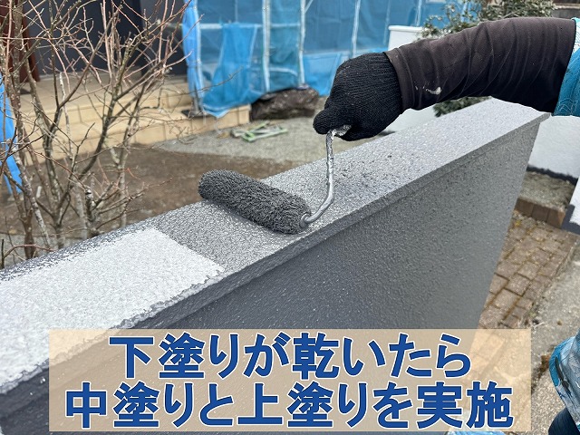 福島県双葉郡広野町　下塗りが乾いた後に中塗りと上塗を実施