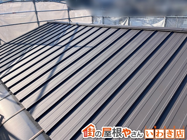 福島県いわき市　瓦屋根から雨漏りが起きにくい立平ロックに葺き替えた屋根の状態