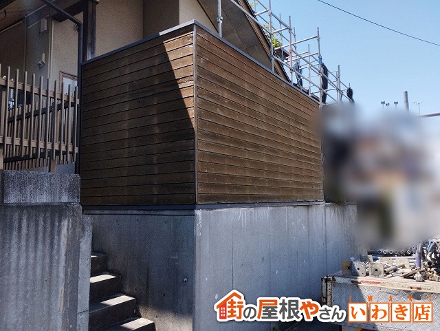 福島県いわき市　腐食してしまっている家を囲っている木製の外壁