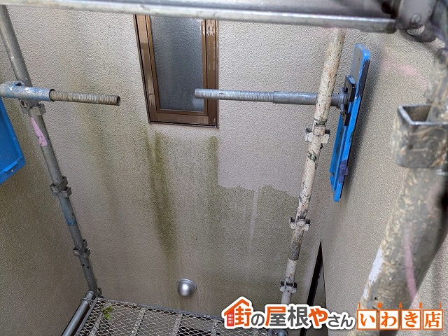 福島県いわき市　お家の外壁は汚れており塗膜が剥がれて苔が発生している状態