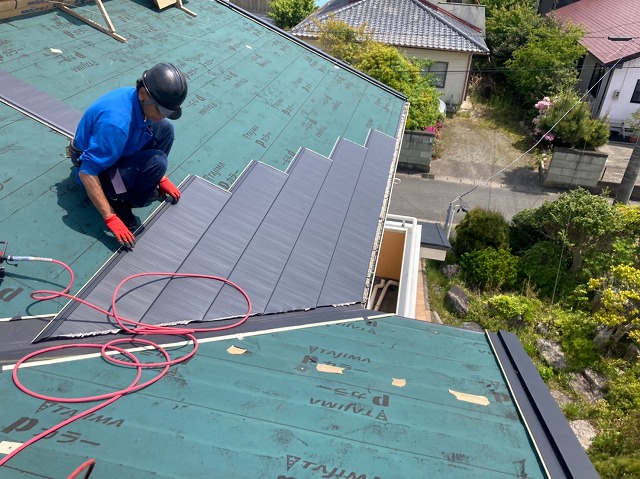 横暖ルーフを葺いている作業風景