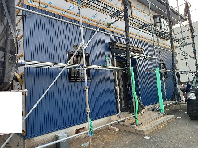 建物正面サイディング張り途中