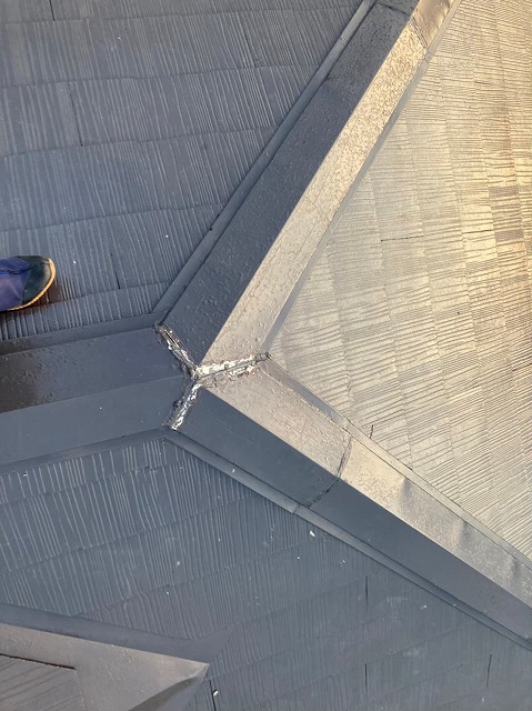 貫板の交換を行い、既存の役物を再度取り付けたところ