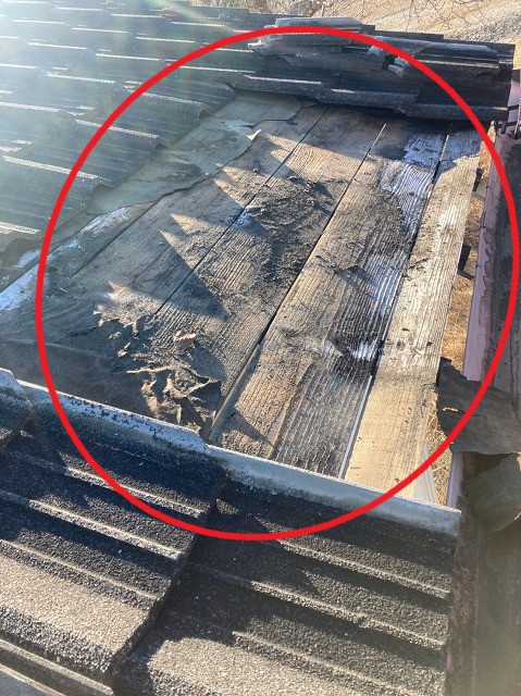 屋根下地の一部が黒くなっている