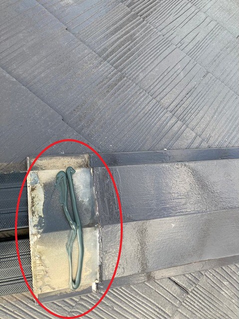 棟板金の役物の継ぎ手にコーキングを充填