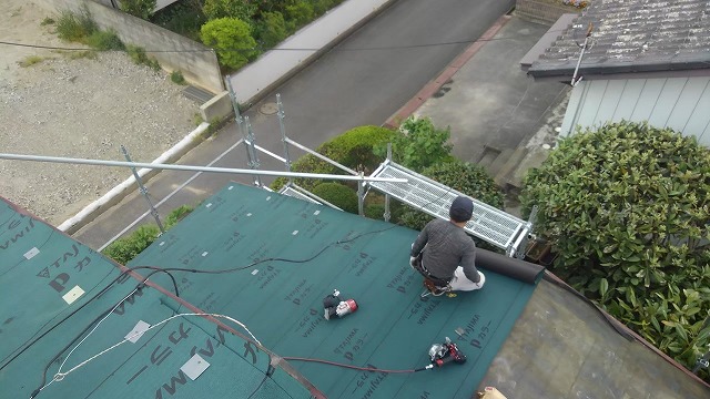 1階屋根のアスファルトルーフィング施工風景