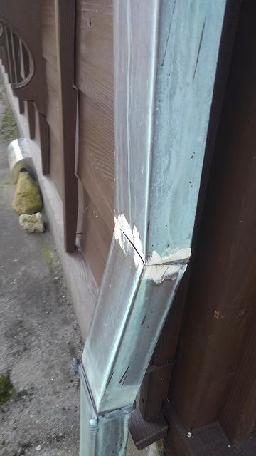 銅雨樋の縦樋の折れてしまっているつなぎ目の拡大画像