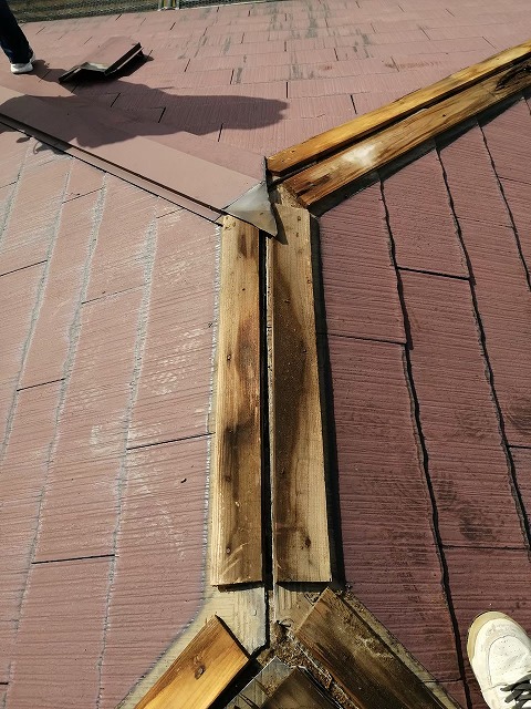 棟板金の解体途中