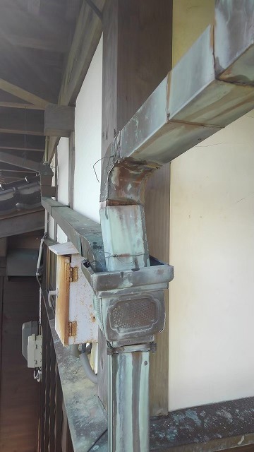 銅雨樋の縦樋が変形している